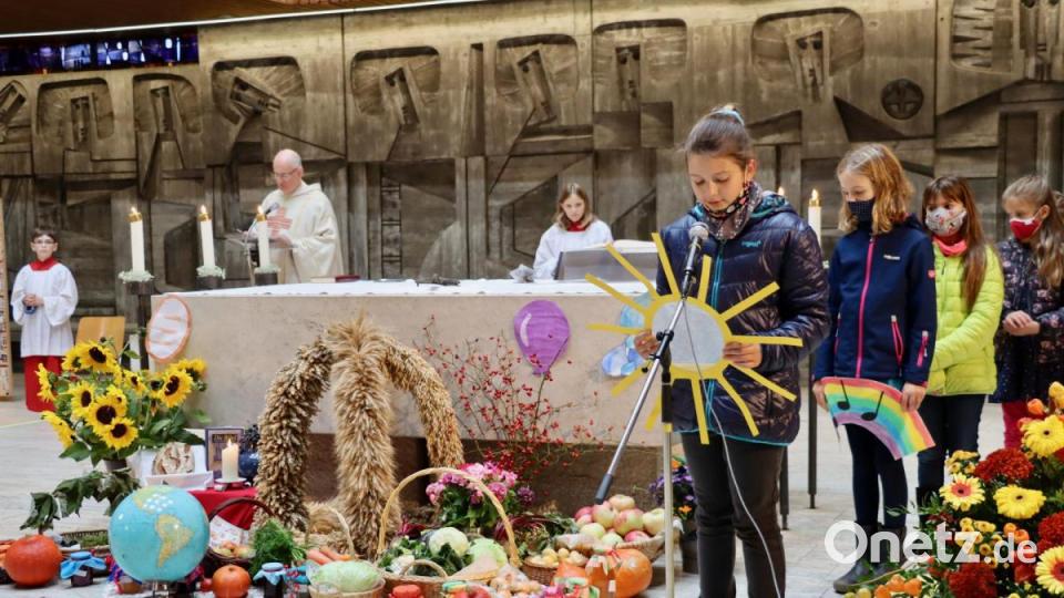 In der Pfarrei St. Michael Amberg gestaltete Pfarrer Alois Berzl des Festgottesdienst zu Erntedank als Familiengottesdienst unter dem Motto „Eine Hand voll Erde.“ Er wurde vom Familiengottesdienstteam und von einem Firmling, einer Ministrantin sowie Kommunionkindern tatkräftig unterstützt. Bild: ads