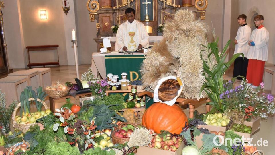 Für Pfarrvikar Thomas Sanikommula war es ein erster Höhepunkt, seit er gemeinsam mit Pfarrer Johannes Arweck am 1. September den Pfarrverband Illschwang/Ursensollen und Kastl übernommen hatte. In der Pfarrkirche St.Vitus feierte er mit den Gläubigen in Illschwang das Erntedankfest. Die Gaben gehen an das Ernst-Naegelsbach-Haus in Sulzbach-Rosenberg. Bild: no
