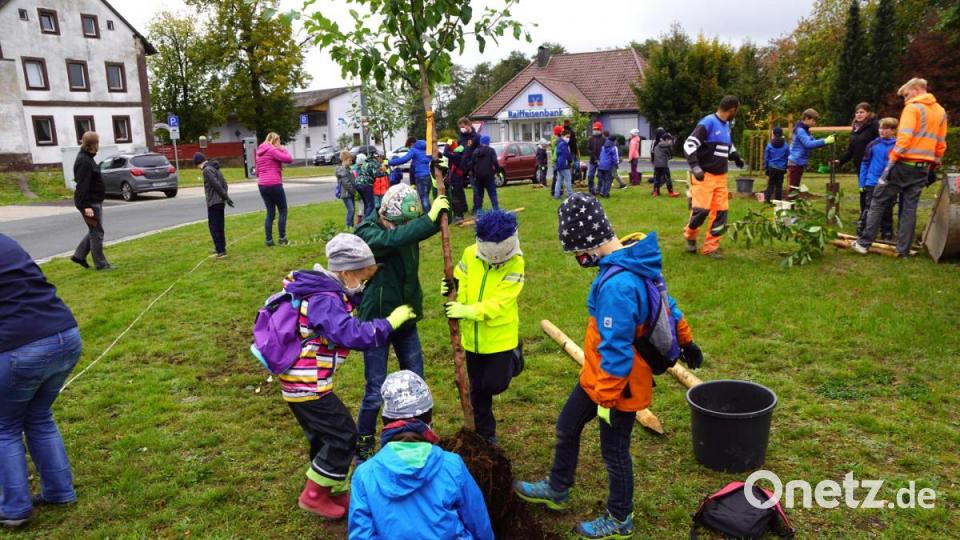 Viel Eifer entwickelten die kleinen Feuerdrachen, um den Pendlerparkplatz in einen kleinen Obstgarten umzuwandeln. Bild: bkr