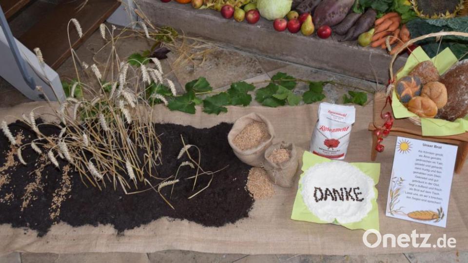 Ein Blickfang am Erntedank-Altar in Königstein war die Darstellung, wie Brot entsteht. Hier wurden echte Körner und Ähren, das gedroschene Getreide, das Mehl und schließlich das fertige Brot gezeigt. Bild: wku