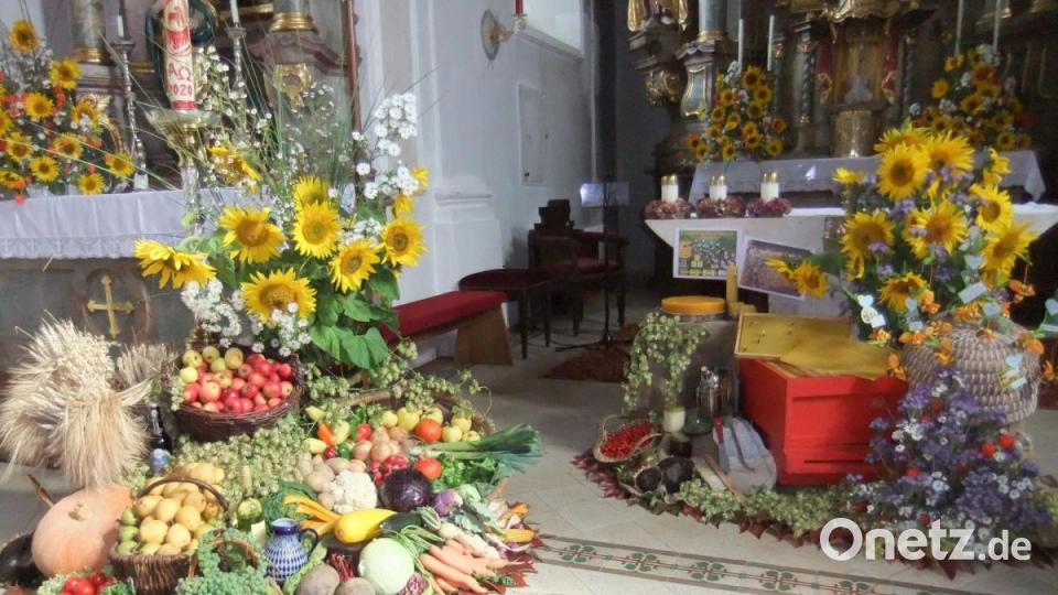 Pfarrer Herbert Grosser richtete zum Erntedankfest in Pittersberg (Ebermannsdorf) den Blick auf Solidarität, Hilfe für den Nächsten und appellierte, als Christ das Teilen nicht zu vergessen. Bild: gm