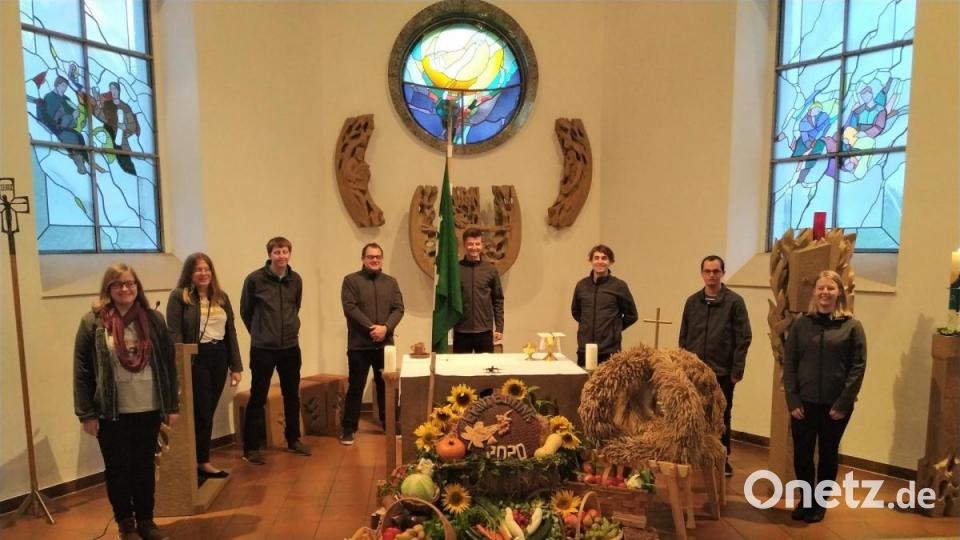 In Holzhammer haben Mitglieder der KLJB St. Wolfgang den Erntedankaltar gestaltet und auch bei der Gestaltung der Festmesse mitgewirkt. Pfarrer Josef Irlbacher wollte den Gottesdienst im Freien feiern, um mehr Gläubigen eine Teilnahme zu ermöglichen, was aber wegen Regens nicht möglich war. Bild: ads