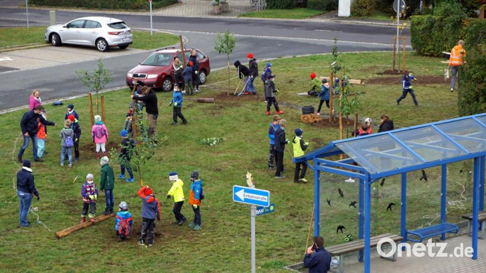 Viel Eifer entwickelten die kleinen Feuerdrachen den Pendlerparkplatz in einen kleinen Obstgarten umzuwandeln. Bild: bkr