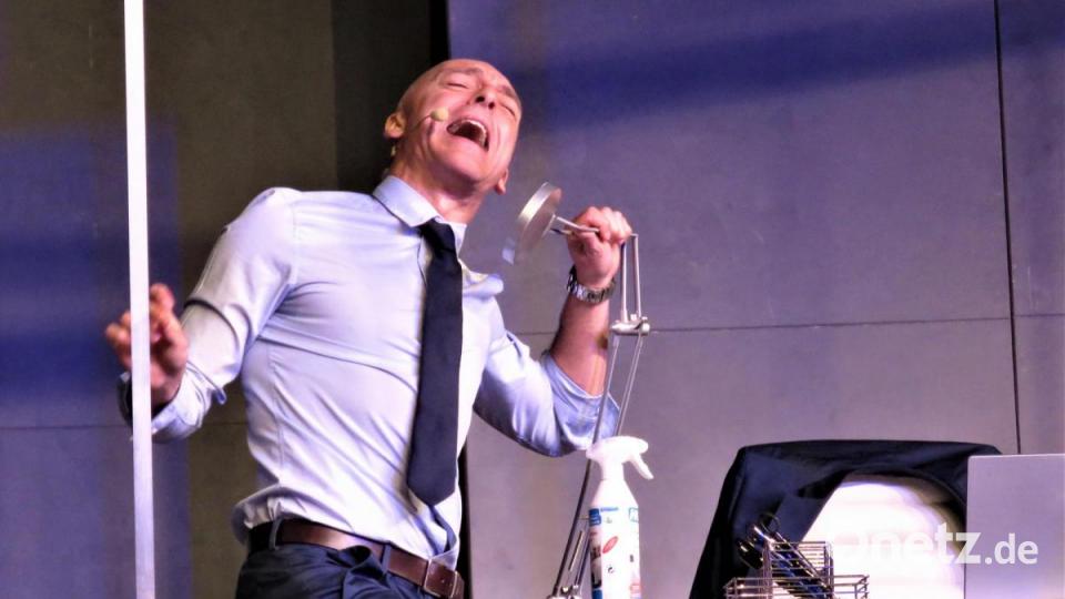 Mario Ramos mimte mit Leidenschaft und großem schauspielerischen Talent den Investmentbanker Carl-Christian Blau, der an seinem vermeintlichen "Glück" eines Tages kläglich zerbricht. Bild: ubb