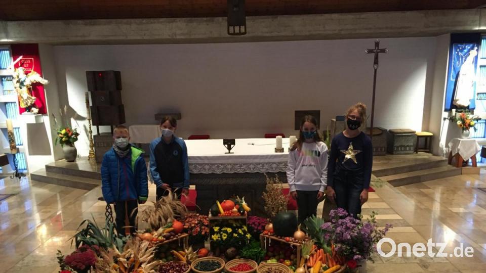 Die Ministranten der Pfarrei Mariä Himmelfahrt in Hohenkemnath haben mit Unterstützung des Pfarrgemeinderates diesen Erntedankaltar gestaltet - mit vielem, was sie aus dem eigenen Garten, im Wald und auf den Wiesen gesammelt hatten. Bild: Pfarrei Hohenkemnath