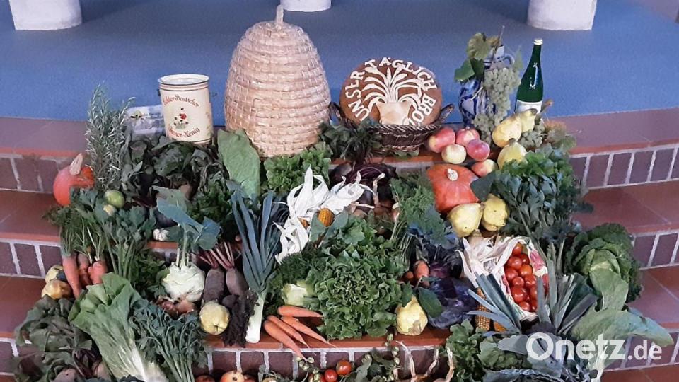 Die Landfrauen haben den Erntedankaltar in St. Konrad zusammengestellt. Bild: Pfarrei St. Konrad Ammersricht