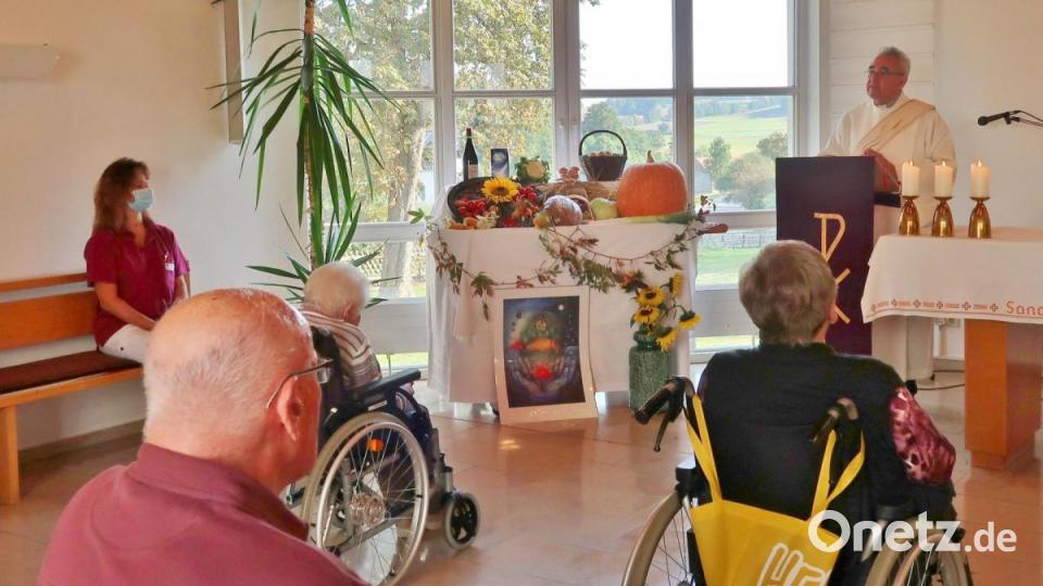 Diakon Dieter Gerstacker feiert mit den Heimbewohnern Erntedank im BRK-Seniorenheim St. Ägidius in Vilseck. Er betonte: „Sie haben Ihre persönliche Lebensernte eingebracht - und auch dafür gilt es heute zu danken." Bild: rha