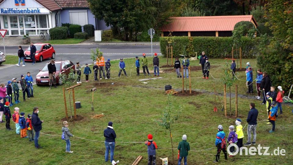 Traditioneller Abschluss eines Feuerdrachentags, der Abschiedskreis. Einige Obstbäume wurden in den Kreis mit einbezogen. Bild: bkr