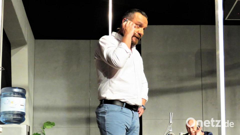 Der Investmentbanker Carl-Christian Blau (hinten) telefoniert immer wieder mit seinem Coach David Lautenschläger (Tim Grobe). Der kann ihm aber auch nicht helfen. Bild: ubb