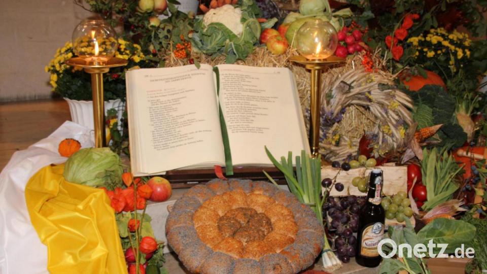 Einen Erntedankaltar in bayerischer Manier hat ein fünfköpfiges Team, das auch das ganze Jahr über für den Blumenschmuck in der Dreifaltigkeitskirche in Amberg sorgt, gestaltet. Den Mittelpunkt der Erntegaben aus den Gärten der Gläubigen bilden nicht nur die Frohbotschaft Gottes, Brot und Wein, sondern auch ein Flasche Bier. Bild: ads