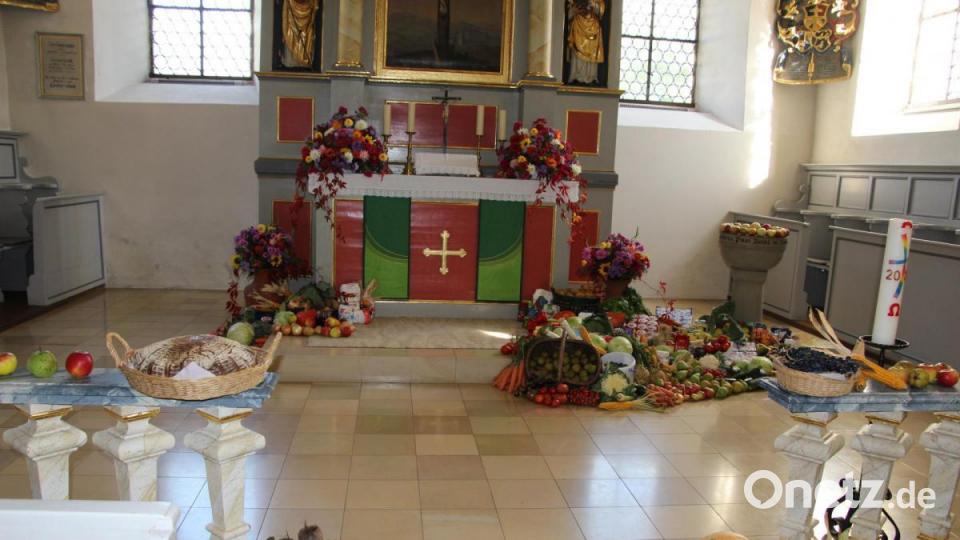 Obst und Gemüse, überwiegend aus dem eigenen Garten, Brot, Milchprodukte und einige Fertiggerichte bringen die Dankbarkeit der Spender für die heurige Ernte in Kirchenreinbach zum Ausdruck. Die Lebensmittel werden dem Ernst-Naegelsbach-Haus in Sulzbach-Rosenberg zur Verfügung gestellt. Bild: ds