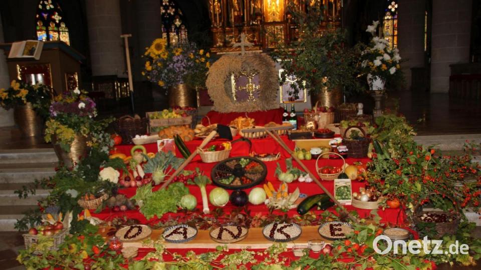 Ein engagiertes Team um Martina Kohl packt in St. Martin Amberg die Gestaltung des Erntedankaltares mit Engagement neu an, nachdem die bewährte Gruppe um Ottilie Donhauser diesen Dienst nach vielen Jahren aus Altersgründen niederlegen musste. Bild: ads
