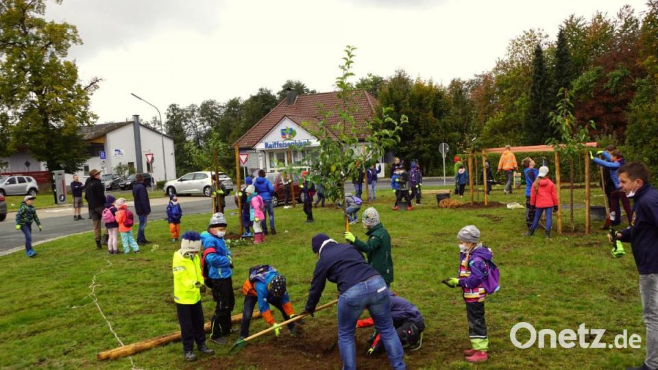 Viel Eifer entwickelten die kleinen Feuerdrachen den Pendlerparkplatz in einen kleinen Obstgarten umzuwandeln. Bild: bkr