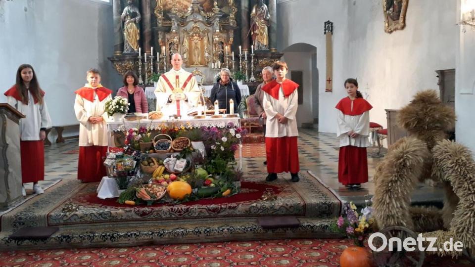 Erntedank in der Pfarrkirche St. Jakobus in Hohenburg - etwas anders als gewohnt, aber mit einem prächtigen Erntedankaltar. Pfarrer Hans- Peter Zeitler betonte, gerade jetzt sei es Grund genug, einmal darüber nachzudenken, dass uns die Natur wertvolle Lebensmittel schenkt. Bild: bö
