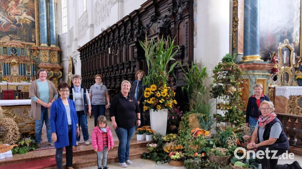 Den Erntedankaltar in der Amberger Georgskirche hat wieder ein Team des Frauenbunds unter Federführung von Anja Fichtner (vorne, Mitte) gestaltet. Vorsitzende Maria Paulus (hinten, Zweite von links) berichtet, ein Problem bei der Beschaffung der Erntegaben sei, dass die meisten Familien keine Gemüsegärten mehr anlegen. Bild: ads