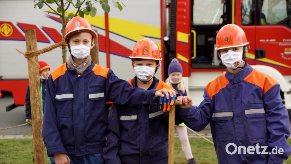 Abschied von den Feuerdrachen nahmen Leo, Benedikt und Hannes (von links) und wurden gleich in die Jugendfeuerwehr aufgenommen. Bild: bkr