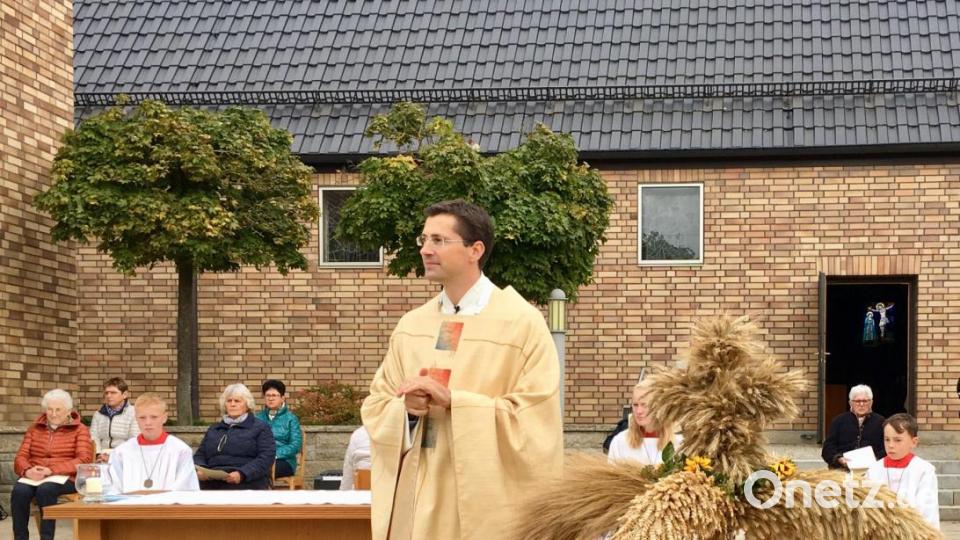 Der diesjährige Erntedankgottesdienst der Pfarrei Dürnsricht-Wolfring fand auf dem Kirchplatz unter freien Himmel statt. Pfarrer Michael Hoch mit diesjähriger Erntedankkrone. Bild: eik