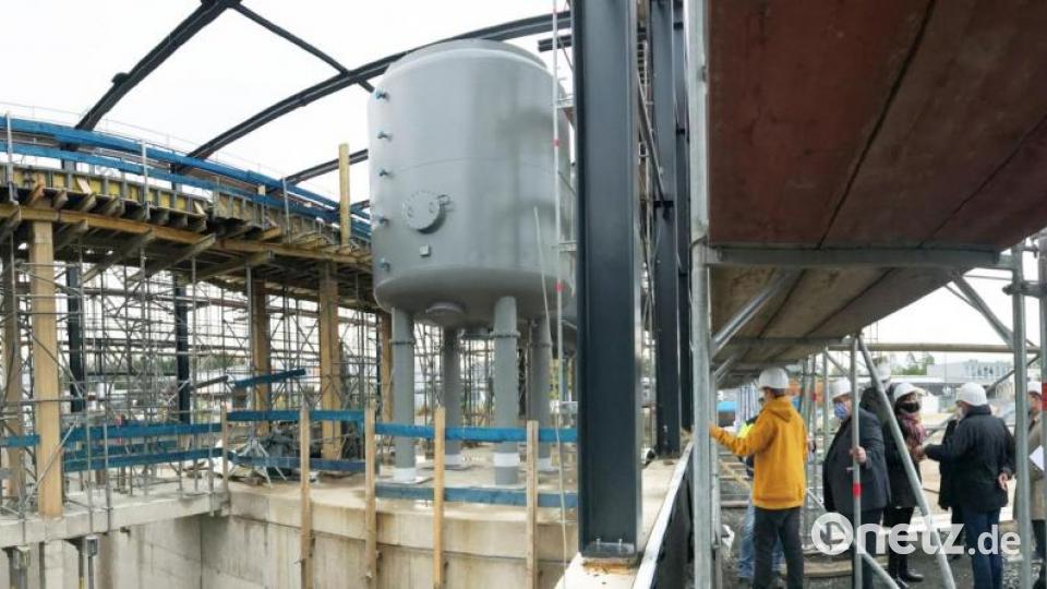 Die ersten Filterbehälter sind bereits an Ort und Stelle. In etwa einem Jahr soll das neue Wasserwerk den Betrieb aufnehmen. Die Verwaltungsräte der Stadtwerke sind von den Dimensionen der beiden Gebäude beeindruckt. Bild: Gabi Schönberger