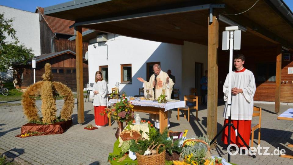 Pfarrer Johann Hofmann zelebrierte den Erntedank-Gottesdienst in Ehenfeld vor dem Gemeinschaftshaus. Alle zwei Jahre organisieren der Bauernverband und das Landvolk ein großes, vorgezogenes Erntedankfest in der Pfarrei. Der weltliche Teil fiel diesmal aus. Bild: fdl