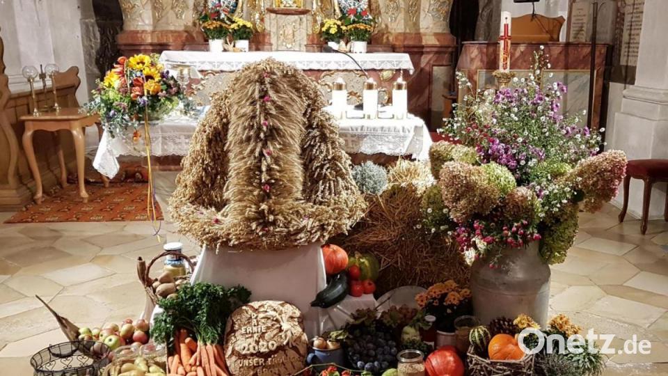 Der Kreis junger Familien dekorierte mit vielen heimischen Früchten und symbolischen Gaben den Erntedankaltar in der Pfarrkirche St. Walburga in Lintach. Bild: jow