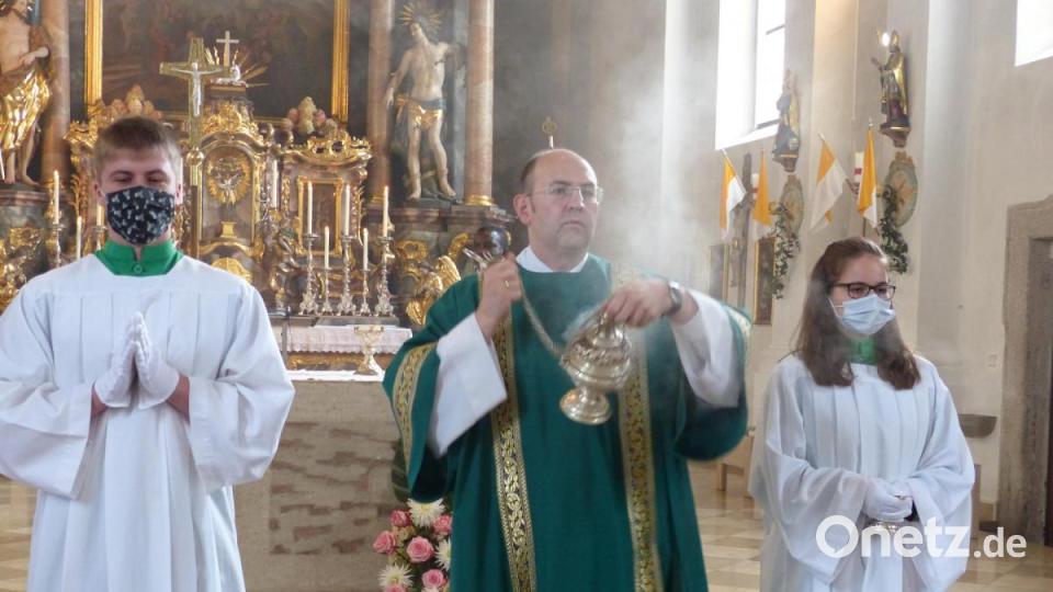 Diakon Martin Schraml feierte in seiner Heimatpfarrei in Erbendorf seinen ersten Gottesdienst. Bild: Holger Popp/exb