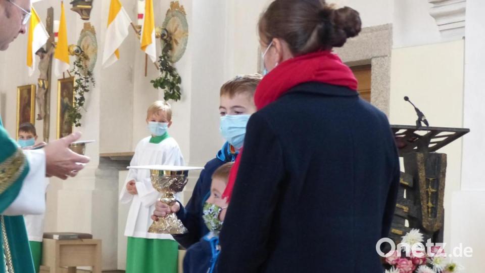 Martin Schramls Ehefrau Annette Schraml und seine Kinder brachten die Gaben zum Altar. Bild: Holger Popp/exb