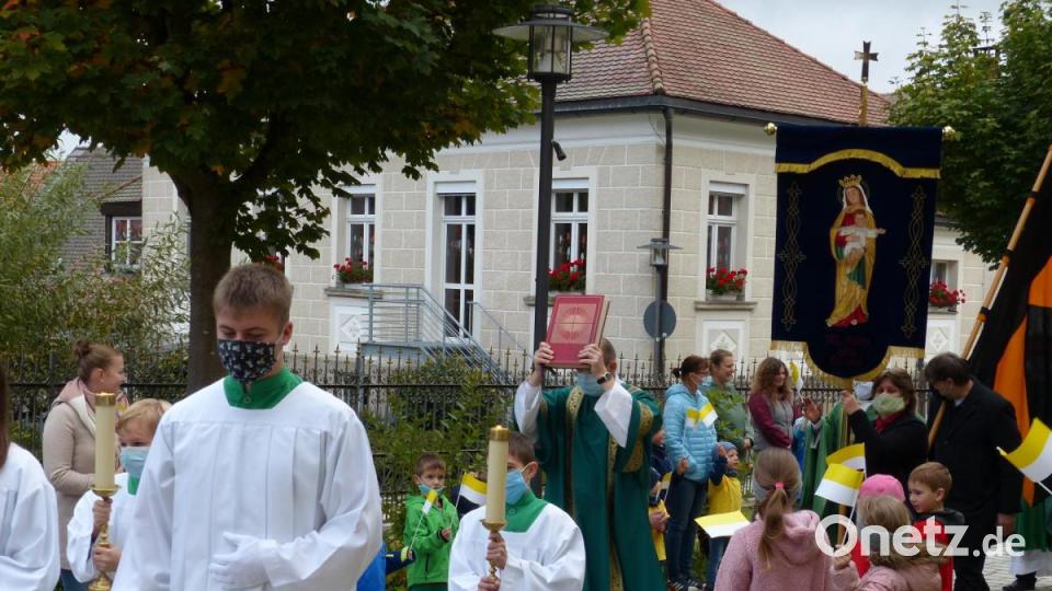 Diakon Martin Schraml zog mit Pfarrvikar Linus Chukwudi Nwankwo und Pfarrer Martin Besold, begleitet von den Ministranten und den Fahnenabordnungen, in das Gotteshaus ein. Bild: Holger Popp/exb