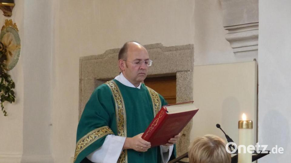 Diakon Martin Schraml feierte in seiner Heimatpfarrei in Erbendorf seinen ersten Gottesdienst. Bild: Holger Popp/exb