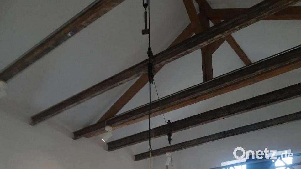 Drinnen waren in den vergangenen Tagen noch kleinere Arbeiten zu erledigen. Zum Fensterputzen musste ein Gemeindearbeiter aufs Gerüst. Die Kurbel im hinteren Bereich hat auch ihre Funktion. Dort werden nicht mehr geschlachtete Tiere hochgezogen, sondern mittels Stahlseil wird die Deckenlampe auf die richtige Höhe gebracht.. Bild: ld