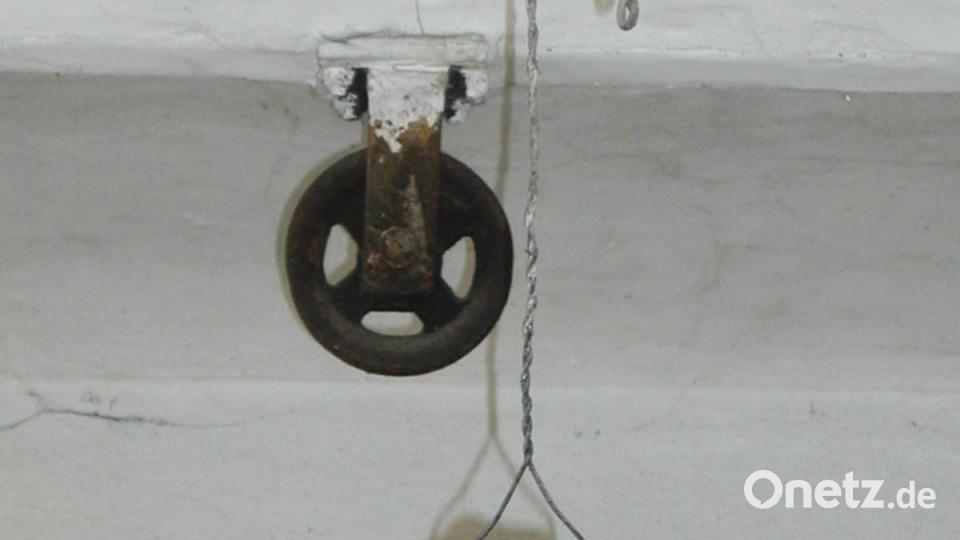 "Soviel wie möglich erhalten" lautete die Devise bei der Sanierung. Das rettete auch diese blecherne Lampe, die auf Anweisung der Architektin mit einem Pinsel gepflegt werden musste, um die Leuchte nicht zu verletzen. Bild: ld