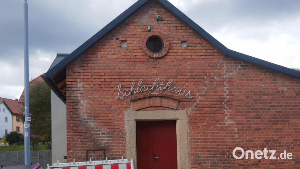 Die Schrift über dem Eingang zeigt erst am Abend ihre volle Wirkung. Bild: ld