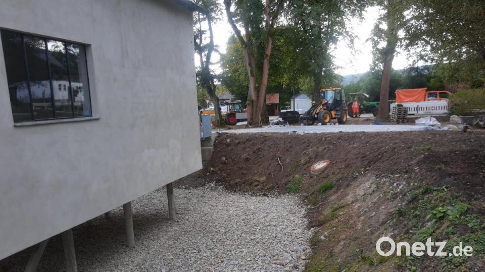 Sie gaben dem Gebäude seinen Namen: Die Bohrpfähle, die das Haus 2,50 Meter über dem Boden "schweben" lassen. Bild: ld