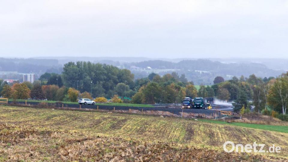 Für die Brückensanierung bei Erbendorf wurde die Behelfsumfahrung asphaltiert. Bild: njn