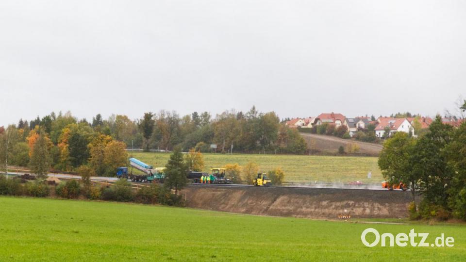 Für die Brückensanierung bei Erbendorf wurde die Behelfsumfahrung asphaltiert. Bild: njn