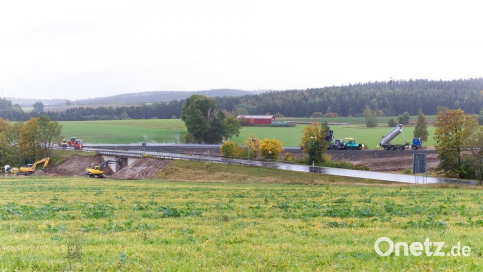 Für die Brückensanierung bei Erbendorf wurde die Behelfsumfahrung asphaltiert. Bild: njn