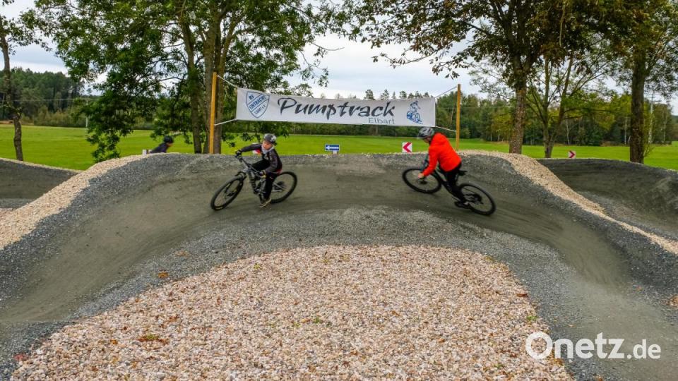Seit einigen Wochen ist der Pumptrack in Elbart bei Freihung eröffnet: Der Fahrrad-Parcours ist etwa 500 Quadratmeter groß, die Strecke gut 110 Meter lang. Bild: chl