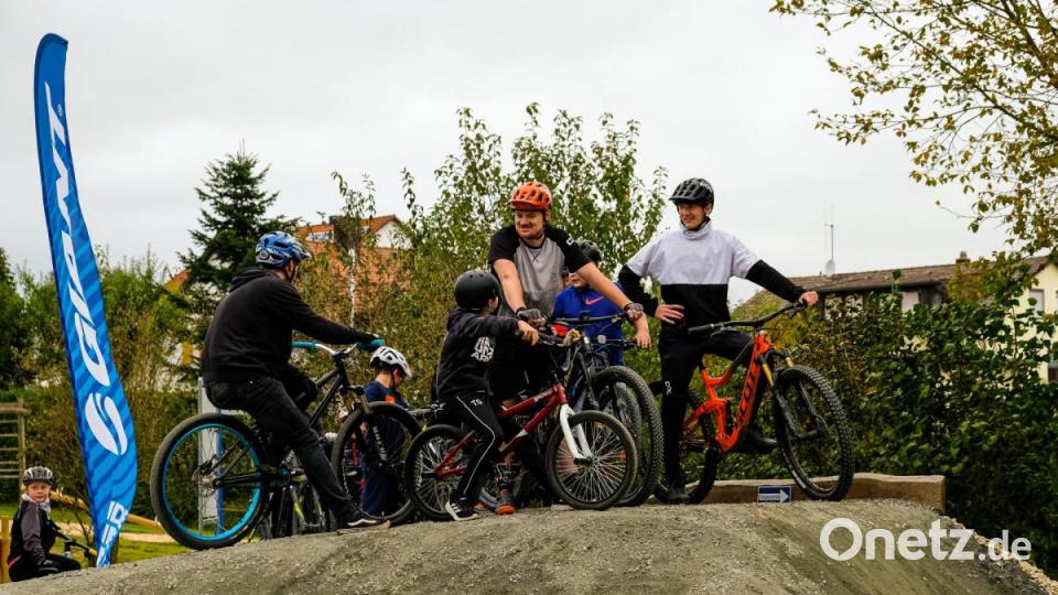 Seit einigen Wochen ist der Pumptrack in Elbart bei Freihung eröffnet: Der Fahrrad-Parcours ist etwa 500 Quadratmeter groß, die Strecke gut 110 Meter lang. Bild: chl