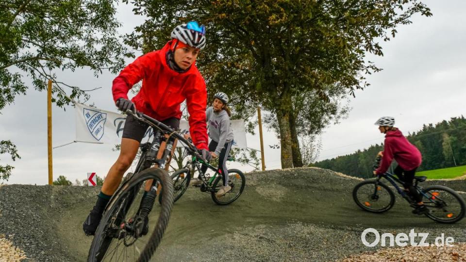 Seit einigen Wochen ist der Pumptrack in Elbart bei Freihung eröffnet: Der Fahrrad-Parcours ist etwa 500 Quadratmeter groß, die Strecke gut 110 Meter lang. Bild: chl