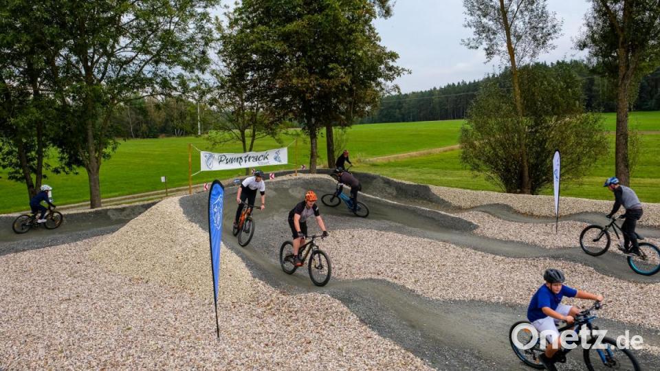 Seit einigen Wochen ist der Pumptrack in Elbart bei Freihung eröffnet: Der Fahrrad-Parcours ist etwa 500 Quadratmeter groß, die Strecke gut 110 Meter lang. Bild: chl