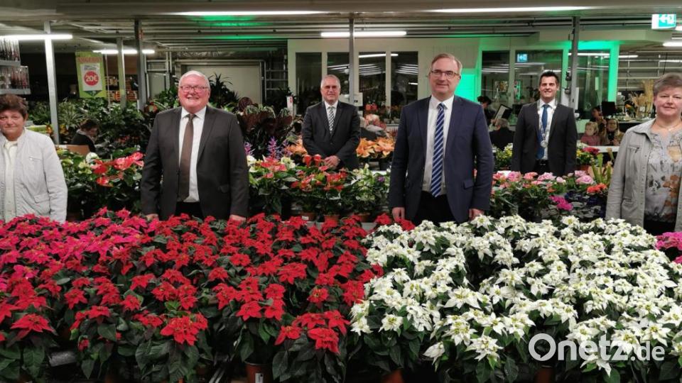 Der ehemalige Bürgermeister Heinz Weigl (Zweiter von links) wurde bei der Festsitzung in der Gärtnerei Baumer offiziell verabschiedet, ebenso die ausgeschiedenen Stadträte Rita Biegerl (vorne, von rechts), Alexander Flierl und Josef Lohrer (nicht im Bild). Elfriede Weiß (links) nahm die Würdigung von Bürgermeister Rudolf J. Teplitzky (hinten, rechts) und stellvertretenden Landrat Richard Tischler stellvertretend für ihren verstorbenen Gatten Udo Weiß entgegen. Bild: Portner