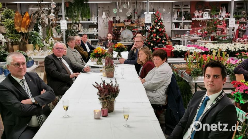 Die ausscheidenden Stadträte mit Partner am Tisch mit den Fraktionsvorsitzenden und Dritten Bürgermeister Günter Gilch (hinten) sowie stellvertretenden Landrat Richard Tischler (vorne links) und Bürgermeister Rudolf J. Teplitzky (rechts). Bild: Portner