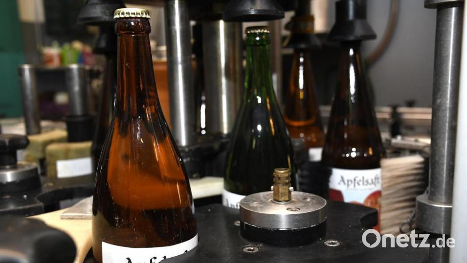 Sechs verschiedene Mischsorten werden ebenfalls in Literflaschen gefüllt. Bild: Petra Hartl