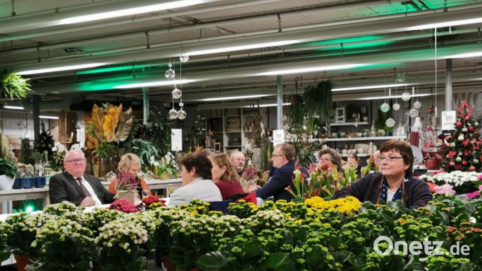 Zwischen den Blumen war der Abstand gut zu wahren. Grüne Deckenfluter sorgten für weitere Farbpunkte. Bild: Portner