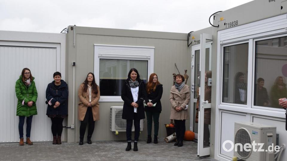 Kinderhausleiterin Andrea Stadler (Mitte) freut sich über ihr neues Zuhause. Bild: bnr