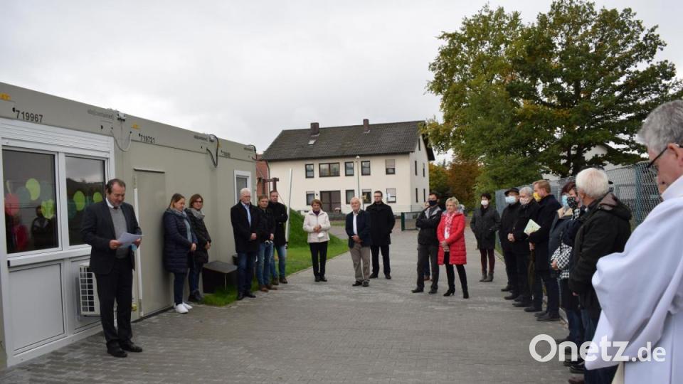 Bürgermeister Frank Zeitler hieß zur offiziellen Einweihung des Kinderhauses eine Reihe von Gästen willkommen. Bild: bnr