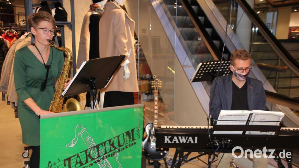 Marie Hofmann und Theo Nirsberger sorgten für jazzige und swingende Musik. Bild: kro
