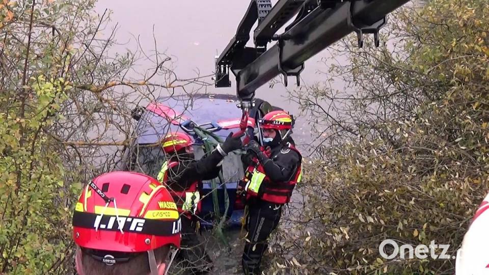 Die Taucher unterstützen das Bergungsteam. Bild: jma