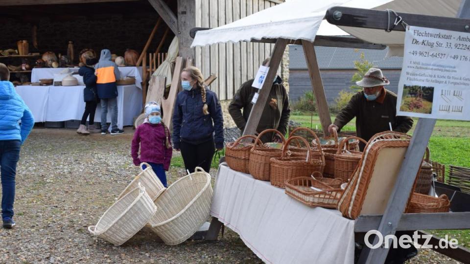 Der Korbflechter darf auf keinem Bauernmarkt fehlen. Bild: bnr