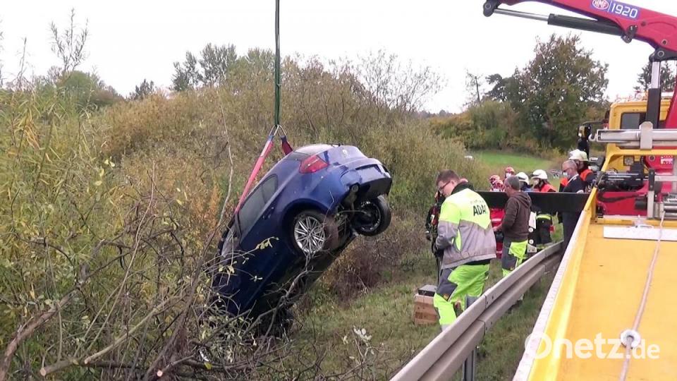 Der Wagen bei der Bergung aus dem Weiher. Bild: jma