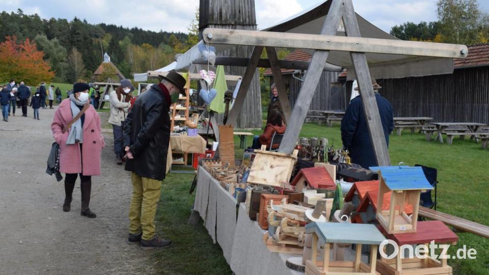 Ein neues Vogelhäuschen ist so kurz vor dem Winter der richtige Kauf. Bild: bnr